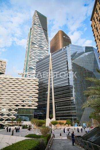 مئذنة حديثة ذات تصميم بسيط وهندسة معمارية هندسية في جامع الملك عبد الله الكبير في الحي المالي بالرياض، المملكة العربية السعودية