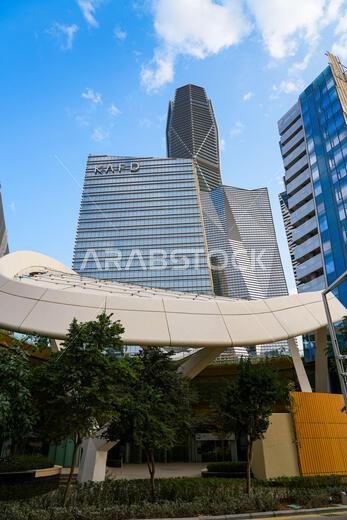 برج صندوق الاستثمارات العامة (PIF) محاط بناطحات سحاب ذات تصميم هندسي في مركز الملك عبد الله المالي (KAFD) في الرياض، المملكة العربية السعودية