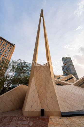 مئذنة حديثة ذات تصميم بسيط وهندسة معمارية هندسية في جامع الملك عبد الله الكبير في الحي المالي بالرياض، المملكة العربية السعودية