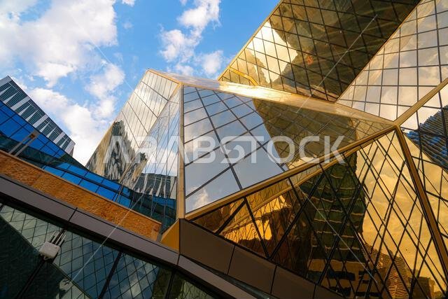 تصميم معماري مستقبلي من الزجاج الذهبي متعدد الأوجه في مركز الملك عبد الله المالي، الرياض، المملكة العربية السعودية