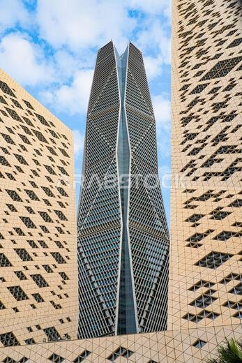 برج صندوق الاستثمارات العامة (PIF) محاط بناطحات سحاب ذات تصميم هندسي في مركز الملك عبد الله المالي (KAFD) في الرياض، المملكة العربية السعودية