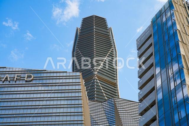 برج صندوق الاستثمارات العامة (PIF) محاط بناطحات سحاب ذات تصميم هندسي في مركز الملك عبد الله المالي (KAFD) في الرياض، المملكة العربية السعودية