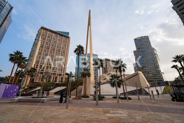 مئذنة حديثة ذات تصميم بسيط وهندسة معمارية هندسية في جامع الملك عبد الله الكبير في الحي المالي بالرياض، المملكة العربية السعودية