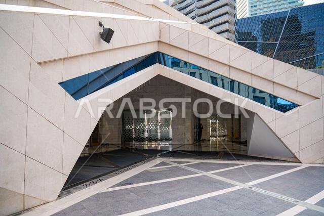 مدخل جامع الملك عبد الله المالي الكبير في مركز الملك عبد الله المالي بالرياض، المملكة العربية السعودية