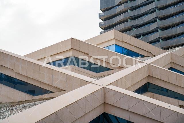 صورة مقربة تجريدية للهندسة المعمارية الحجرية الهندسية ونوافذ جامع الملك عبد العزيز الكبير، الرياض، المملكة العربية السعودية