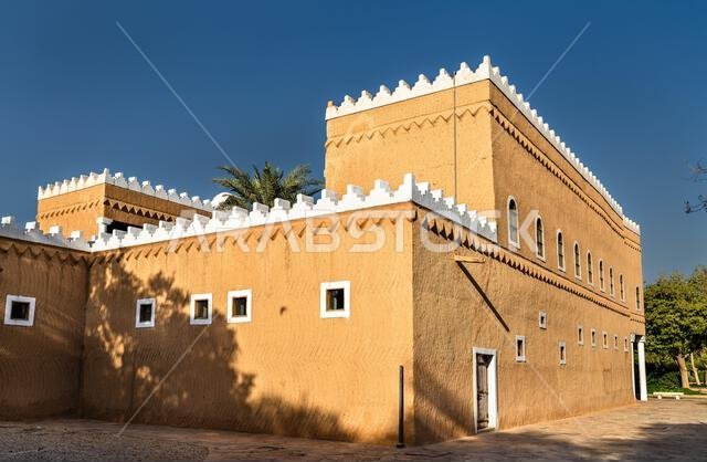 جدران الطوب اللبن التاريخية والعمارة النجدية التقليدية لقصر المربع تحت سماء زرقاء صافية في الرياض، المملكة العربية السعودية.