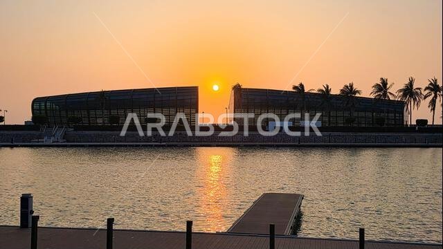 غروب شمس مثالي مؤطر بين مبنيين حديثين على الواجهة البحرية في كورنيش جدة الجديد، المملكة العربية السعودية غروب شمس مثالي مؤطر بين مبنيين حديثين على الواجهة البحرية في كورنيش جدة الجديد، المملكة العربية السعودية