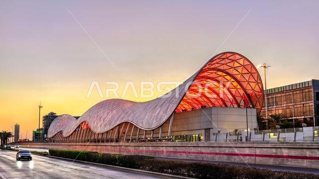 الرياض، المملكة العربية السعودية - 21 فبراير 2026: مبنى محطة مترو وزارة التربية والتعليم ذو الشكل المتموج مضاء عند غروب الشمس على طول طريق الملك عبد الله.