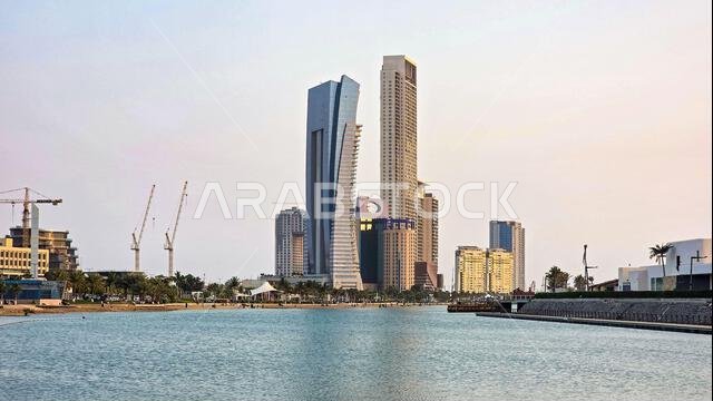 أفق ناطحات السحاب الحديثة، بما في ذلك برج داماك وفندق روزوود في كورنيش جدة الجديد، المملكة العربية السعودية
