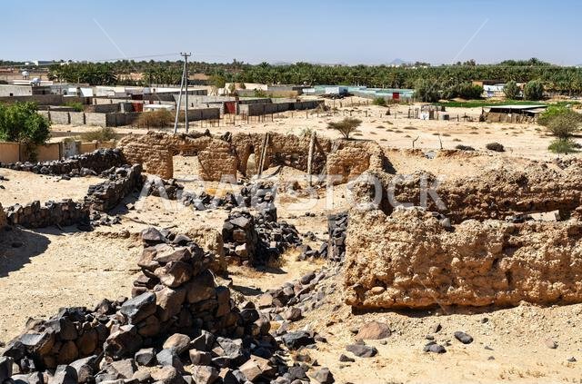 أطلال قلعة شنقل القديمة المبنية من الطين والحجر، والواقعة في تربة ضمن منطقة مكة المكرمة في المملكة العربية السعودية.
