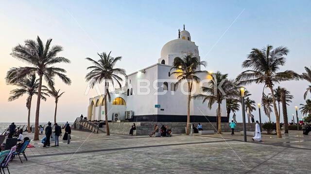 مسجد الرحمة على الواجهة البحرية لجدة، الكورنيش الجديد على ساحل البحر الأحمر في المملكة العربية السعودية