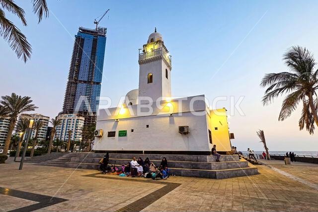 مسجد الرحمة على الواجهة البحرية لجدة، الكورنيش الجديد على ساحل البحر الأحمر في المملكة العربية السعودية