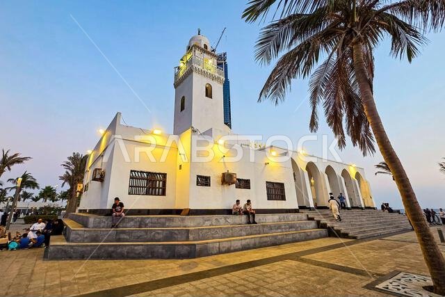 مسجد الرحمة على الواجهة البحرية لجدة، الكورنيش الجديد على ساحل البحر الأحمر في المملكة العربية السعودية