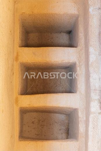 محاريب دفن في جبل البنات (جبل النساء) في الموقع الأثري النبطي في الحِجر بالقرب من العلا، المملكة العربية السعودية