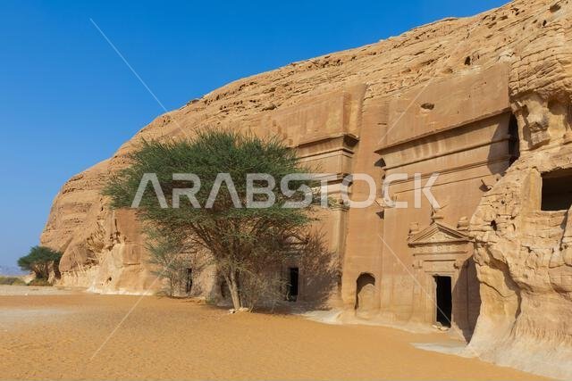 المقابر المنحوتة في الصخر في جبل البنات (جبل النساء) في الموقع الأثري النبطي في الحِجر بالقرب من العلا، المملكة العربية السعودية