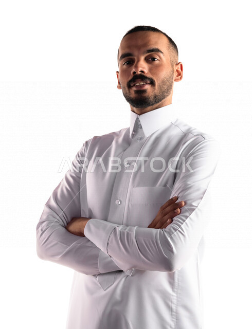 بورتريه لرجل عربي خليجي سعودي مبتسم يقف مكتف اليدين ، الوقوف بثبات وقوة ، الثقة بالنفس والراحة النفسية ، خلفية بيضاء
