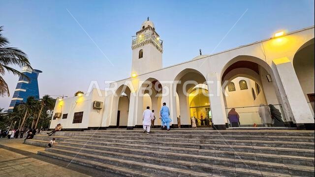 مسجد الرحمة على الواجهة البحرية لجدة، الكورنيش الجديد على ساحل البحر الأحمر في المملكة العربية السعودية