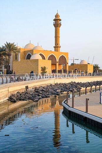 مسجد ومئذنة عبد القادر فقيه على كورنيش الواجهة البحرية لكورنيش جدة الجديد، المملكة العربية السعودية