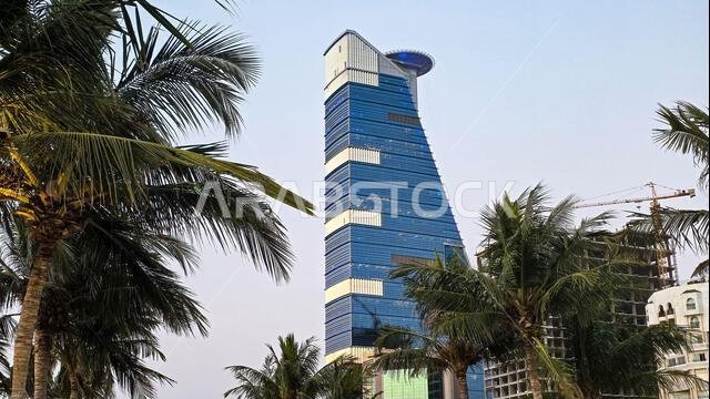 ناطحة سحاب ومهبط طائرات الهليكوبتر في مجمع الأعمال الرئيسي على كورنيش جدة الجديد على ساحل البحر الأحمر في المملكة العربية السعودية
