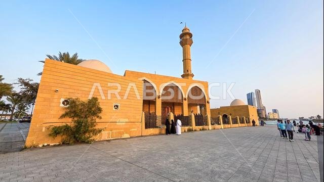 مسجد ومئذنة عبد القادر فقيه على كورنيش الواجهة البحرية لكورنيش جدة الجديد، المملكة العربية السعودية