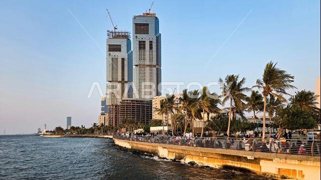 برجا سمو التوأمان الحديثان قيد الإنشاء على واجهة كورنيش جدة الجديد، المملكة العربية السعودية برجا سمو التوأمان الحديثان قيد الإنشاء على واجهة كورنيش جدة الجديد، المملكة العربية السعودية