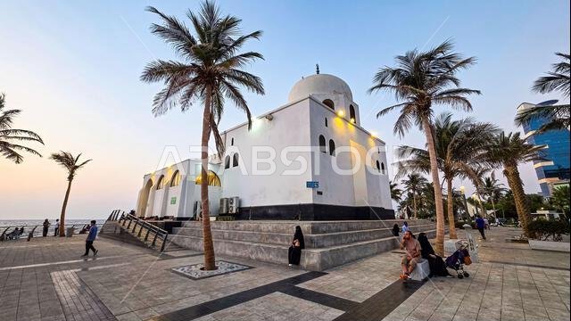 مسجد الرحمة على الواجهة البحرية لجدة، الكورنيش الجديد على ساحل البحر الأحمر في المملكة العربية السعودية