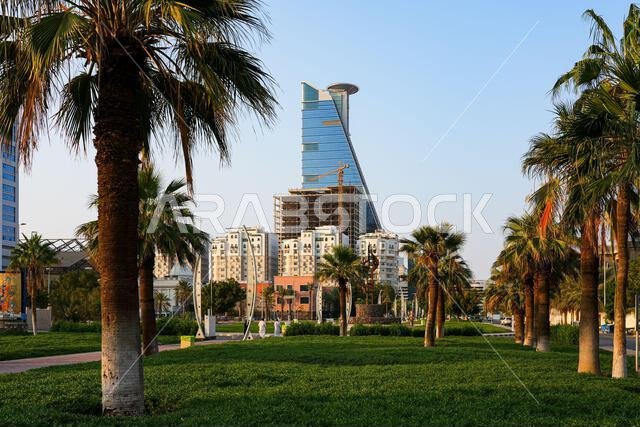 ناطحة سحاب ومهبط طائرات الهليكوبتر في مجمع الأعمال الرئيسي على كورنيش جدة الجديد على ساحل البحر الأحمر في المملكة العربية السعودية