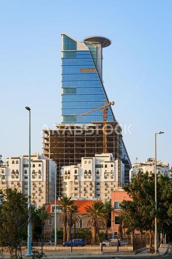 ناطحة سحاب ومهبط طائرات الهليكوبتر في مجمع الأعمال الرئيسي على كورنيش جدة الجديد على ساحل البحر الأحمر في المملكة العربية السعودية