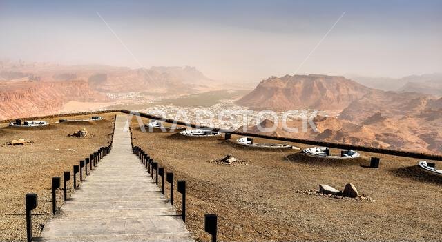 إطلالة بانورامية واسعة على وادي العلا والجبال المحيطة به من منصة المراقبة في حرة بالمملكة العربية السعودية إطلالة بانورامية واسعة على وادي العلا والجبال المحيطة به من منصة المراقبة في حرة بالمملكة العربية السعودية