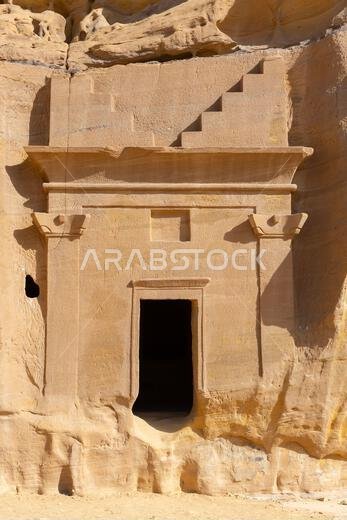 جبل الأحمر، وهو موقع أثري نبطي يضم مقابر منحوتة في الصخر تعود إلى القرنين الأول والثاني الميلاديين، ويقع في مدينة الحجر القديمة بالمملكة العربية السعودية.