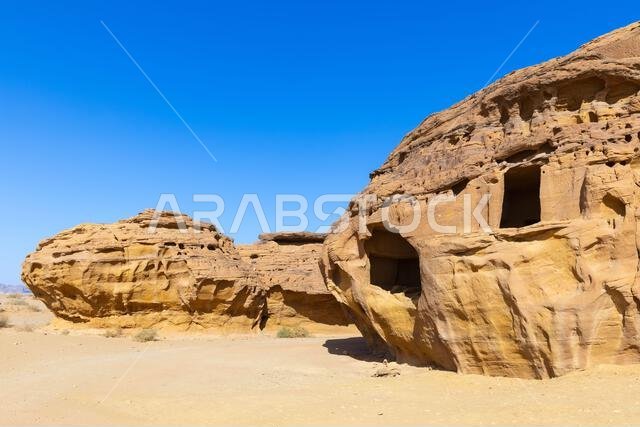 جبل الأحمر، وهو موقع أثري نبطي يضم مقابر منحوتة في الصخر تعود إلى القرنين الأول والثاني الميلاديين، ويقع في مدينة الحجر القديمة بالمملكة العربية السعودية.