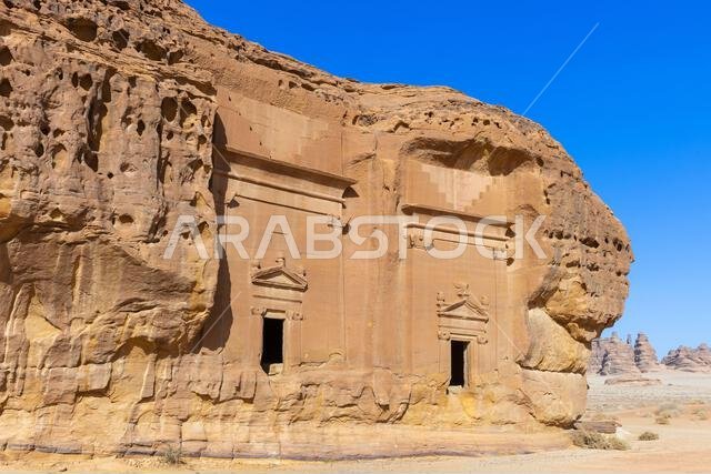 جبل الأحمر، وهو موقع أثري نبطي يضم مقابر منحوتة في الصخر تعود إلى القرنين الأول والثاني الميلاديين، ويقع في مدينة الحجر القديمة بالمملكة العربية السعودية. جبل الأحمر، وهو موقع أثري نبطي يضم مقابر منحوتة في الصخر تعود إلى القرنين الأول والثاني الميلاديين، ويقع في مدينة الحجر القديمة بالمملكة العربية السعودية.