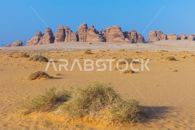 منظر بانورامي لجبل البنات في موقع الحِجر الأثري النبطي بالقرب من العلا، المملكة العربية السعودية