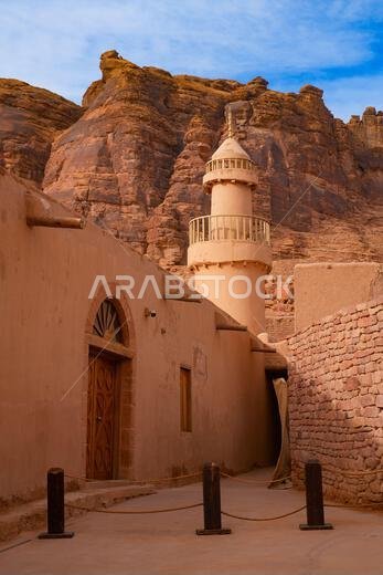 مئذنة تقليدية مبنية من الطوب اللبن لمسجد الإزام التاريخي في مدينة العلا القديمة، المملكة العربية السعودية