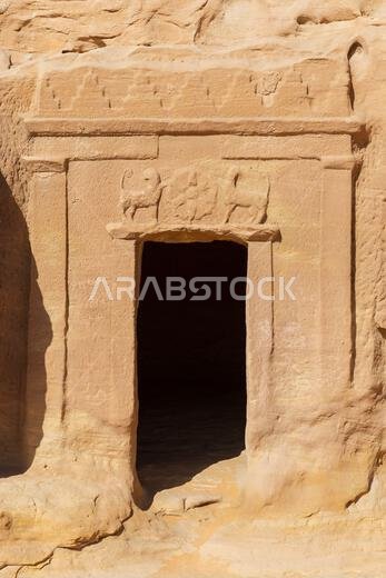 صورة مقرّبة لمقبرة منحوتة في الصخر في جبل البنات (جبل النساء) في الموقع الأثري النبطي في الحِجر بالقرب من العلا، المملكة العربية السعودية صورة مقرّبة لمقبرة منحوتة في الصخر في جبل البنات (جبل النساء) في الموقع الأثري النبطي في الحِجر بالقرب من العلا، المملكة العربية السعودية
