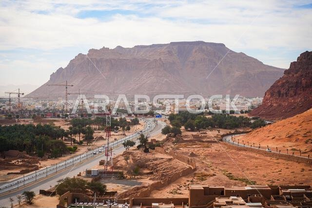 وادي العلا ومنطقة السخيرات مقابل جبال الحجر الرملي الضخمة، المملكة العربية السعودية