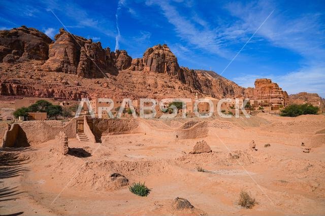 قلعة العلا شامخة فوق بيوت الطوب اللبن في المدينة القديمة بالمملكة العربية السعودية