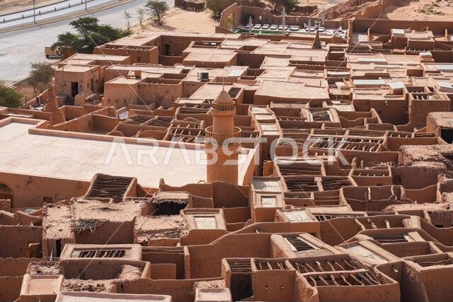مئذنة تقليدية مبنية من الطوب اللبن لمسجد الإزام التاريخي في مدينة العلا القديمة، المملكة العربية السعودية