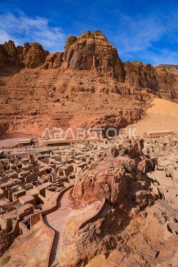 قلعة العلا شامخة فوق بيوت الطوب اللبن في المدينة القديمة بالمملكة العربية السعودية