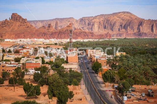 حي الجديدة في مدينة العلا، مقابل منحدرات الحجر الرملي الأحمر، المملكة العربية السعودية