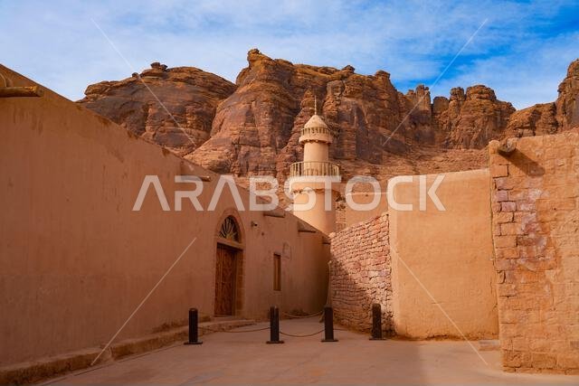 مئذنة تقليدية مبنية من الطوب اللبن لمسجد الإزام التاريخي في مدينة العلا القديمة، المملكة العربية السعودية