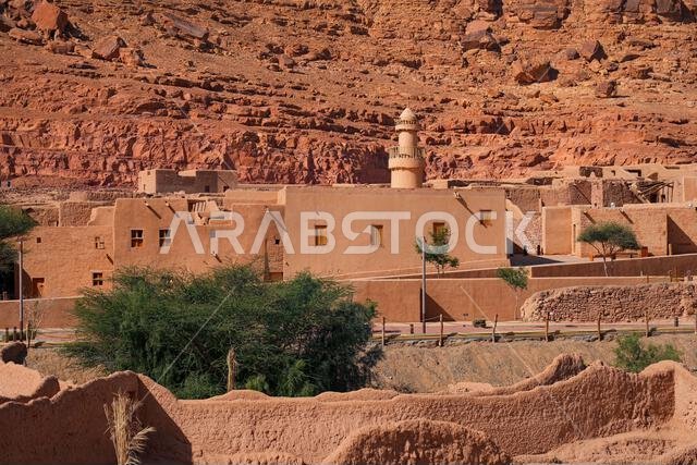 مئذنة تقليدية مبنية من الطوب اللبن لمسجد الإزام التاريخي في مدينة العلا القديمة، المملكة العربية السعودية