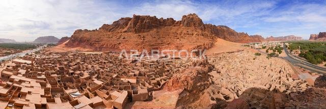 منظر بانورامي جوي لأطلال المنازل التاريخية المبنية من الطوب اللبن في مدينة العلا القديمة بالمملكة العربية السعودية