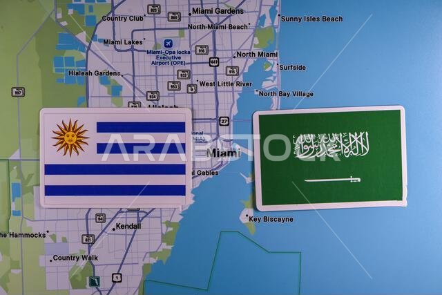 9 يونيو 2026، الولايات المتحدة. أعلام منتخبي أوروغواي والسعودية المشاركين في دور المجموعات من بطولة كأس العالم لكرة القدم على ظهرها