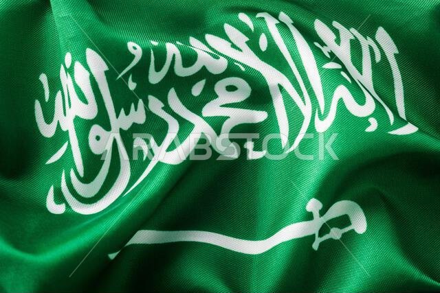 علم المملكة العربية السعودية يرفرف في الريح - لقطة خلفية مقربة