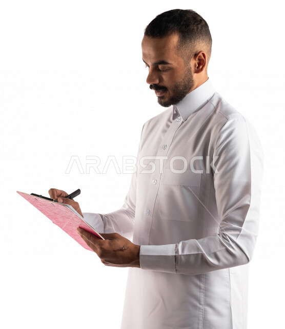 بورتريه لرجل عربي خليجي سعودي يقوم بتدوين الملاحظات على اوراق و ملفات خاصة بالعمل ، التخطيط للعمل ، توقيع عقد عمل ، تدوين نتائج الاجتماع ، اعداد تقارير ومهام العمل ، دراسة جدوى الاعمال ، خلفية بيضاء