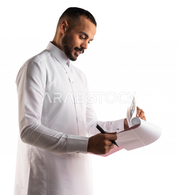 بورتريه لرجل عربي خليجي سعودي يقوم بتدوين الملاحظات على اوراق و ملفات خاصة بالعمل ، التخطيط للعمل ، توقيع عقد عمل ، تدوين نتائج الاجتماع ، اعداد تقارير ومهام العمل ، دراسة جدوى الاعمال ، خلفية بيضاء