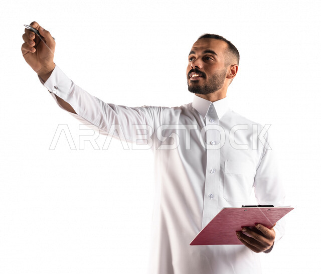 بورتريه لرجل عربي خليجي سعودي يحمل بيده اوراق وملفات خاصة بالعمل، الاستعداد للكتابة، التخطيط للعمل، تدوين نتائج الاجتماع، اعداد تقارير ومهام العمل، دراسة جدوى الاعمال، خلفية بيضاء