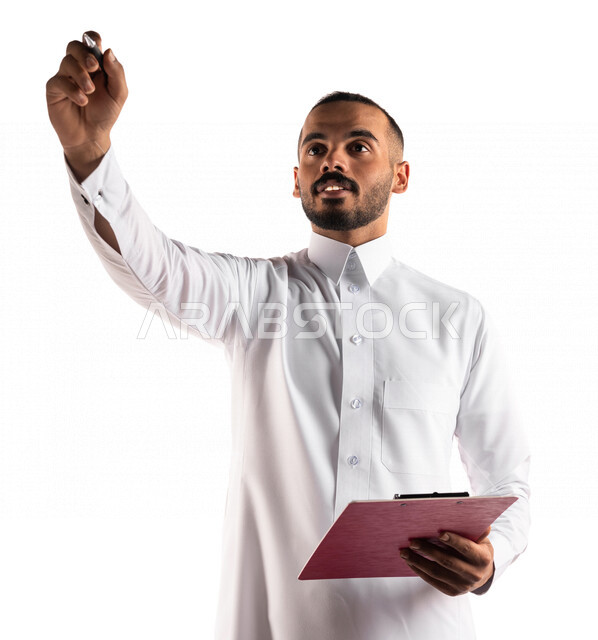 بورتريه لرجل عربي خليجي سعودي يحمل بيده اوراق وملفات خاصة بالعمل، الاستعداد للكتابة، التخطيط للعمل، تدوين نتائج الاجتماع، اعداد تقارير ومهام العمل، دراسة جدوى الاعمال، خلفية بيضاء