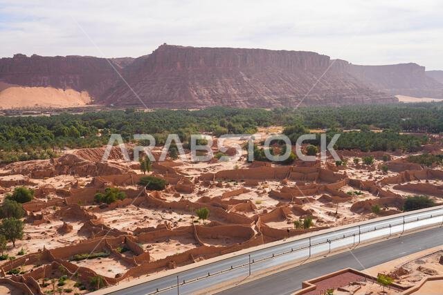 منظر جوي للجدران الطينية التاريخية التي تم ترميمها وأشجار النخيل في واحة العلا، المملكة العربية السعودية منظر جوي للجدران الطينية التاريخية التي تم ترميمها وأشجار النخيل في واحة العلا، المملكة العربية السعودية